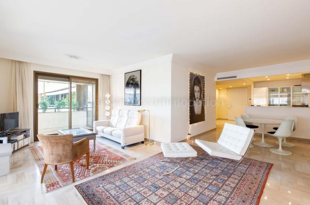Location appartement Régates Royales de Cannes 2024 J -146 - Hall – living-room - GRAY 4F1